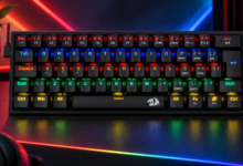 Teclado mecânico RGB em setup gamer neon
