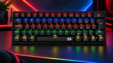 Teclado mecânico RGB em setup gamer neon